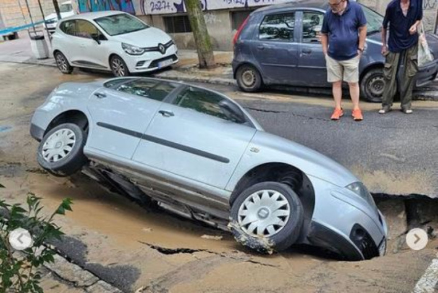 Automobil upao u rupu u centru Beograda (FOTO)