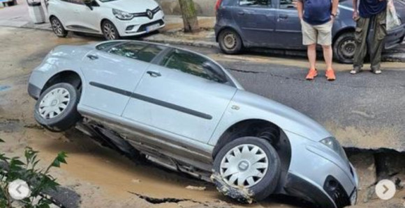 Automobil upao u rupu u centru Beograda (FOTO)
