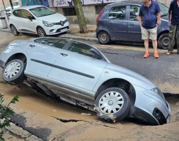 Automobil upao u rupu u centru Beograda (FOTO)
