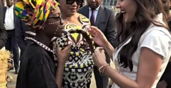 Svi gledaju u šik tašnu Tamare Vučić (VIDEO)