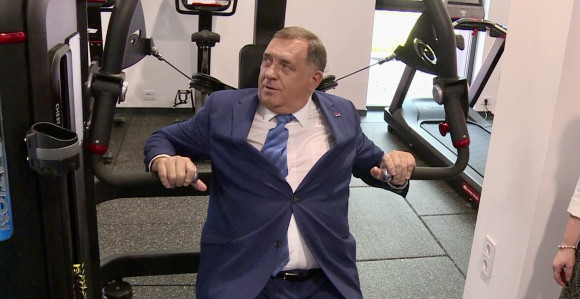 Dodik u obilasku banje vježbao u teretani (VIDEO)