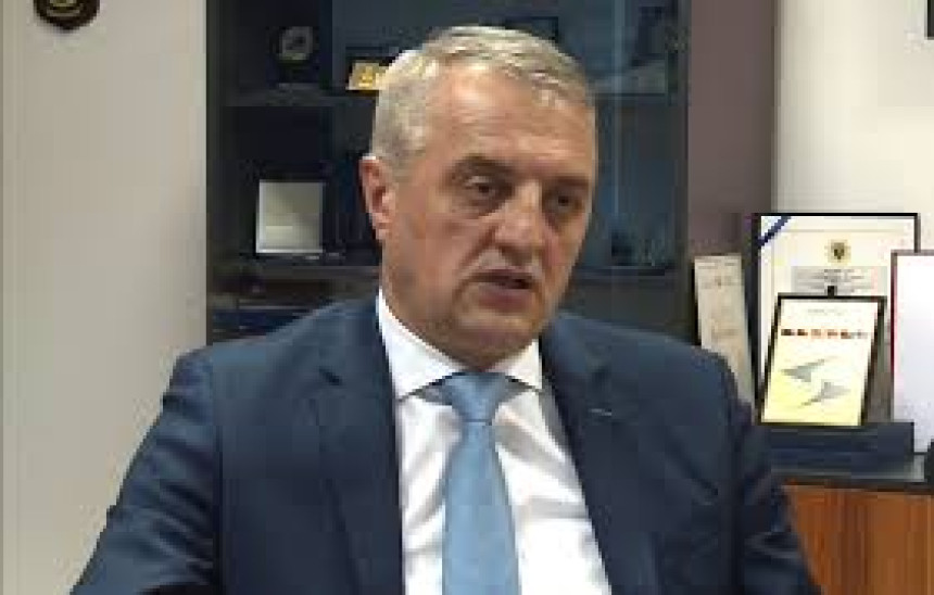 У канцеларији Службе за странце нападнут Жарко Лакета