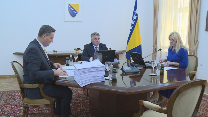 Zvaničnici BiH budžetski novac troše kako hoće