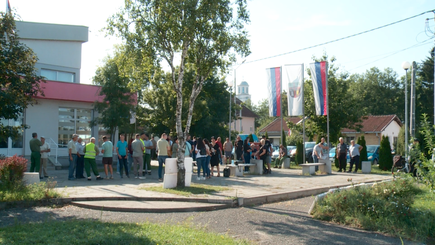 Politika obustavila isplatu plata i doprinosa