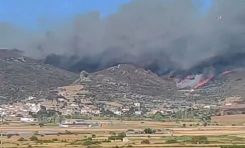 Evakuisana četiri naselja na ostrvu Evija zbog požara