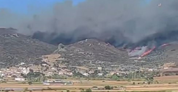 Evakuisana četiri naselja na ostrvu Evija zbog požara