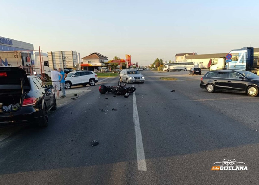 Motociklista se sudario sa vozilom u Bijeljini (FOTO)