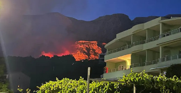 Širi se požar kod Tučepa: Strahuju od vjetra (VIDEO)