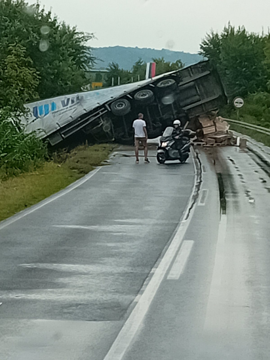 Преврнуо се шлепер у Добоју, возила се пуштају наизмјенично