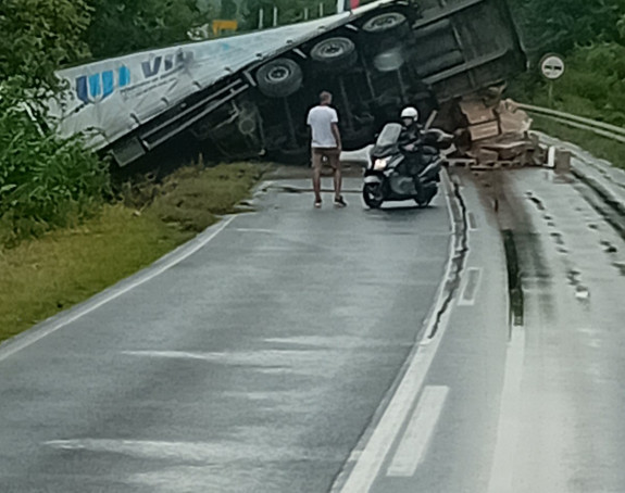 Преврнуо се шлепер у Добоју, возила се пуштају наизмјенично