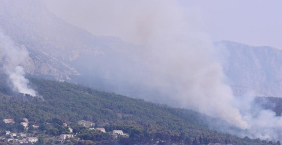 Požari u Dalmaciji pod kontrolom, ali problem je bura