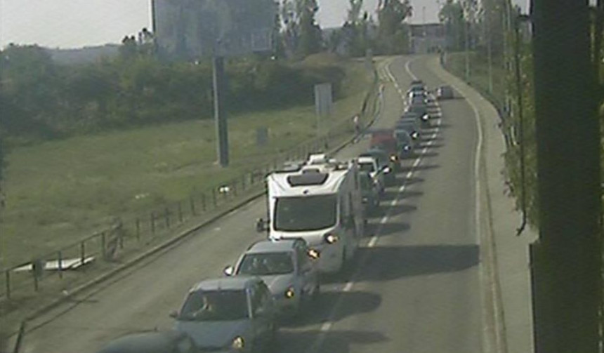 Pojačan saobraćaj prema Hrvatskoj i Crnoj Gori