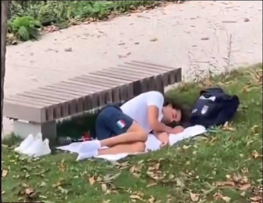 Olimpijac mrzi kartonske krevete: Spava u parku! (VIDEO)