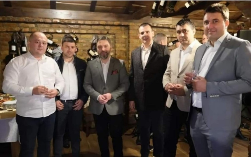 Nije im dovoljna partijska boja, oblače i svešteničke odore