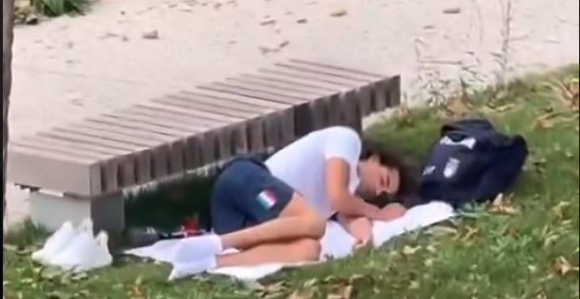Olimpijac mrzi kartonske krevete: Spava u parku! (VIDEO)