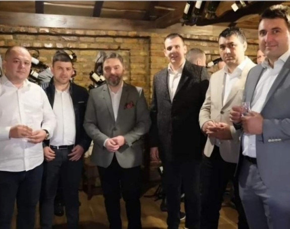 Није им довољна партијска боја, облаче и свештеничке одоре