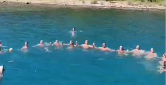"Preživjećemo i smak svijeta": Kolo u moru (VIDEO)