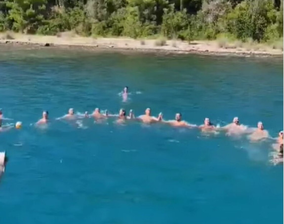 "Preživjećemo i smak svijeta": Kolo u moru (VIDEO)