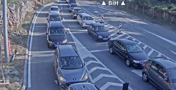 Duge kolone vozila na graničnim prelazima u BiH