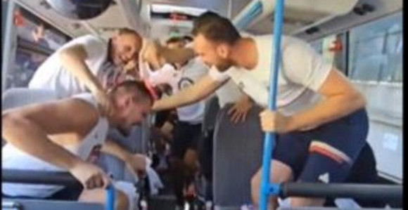 Košarkaši zaljuljali autobus, pogledajte reakciju Pešića