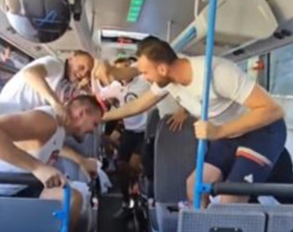 Košarkaši zaljuljali autobus, pogledajte reakciju Pešića