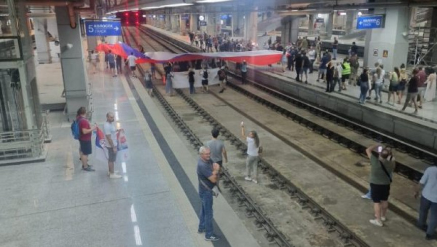 MUP Srbije: Uspostavljen željeznički saobraćaj