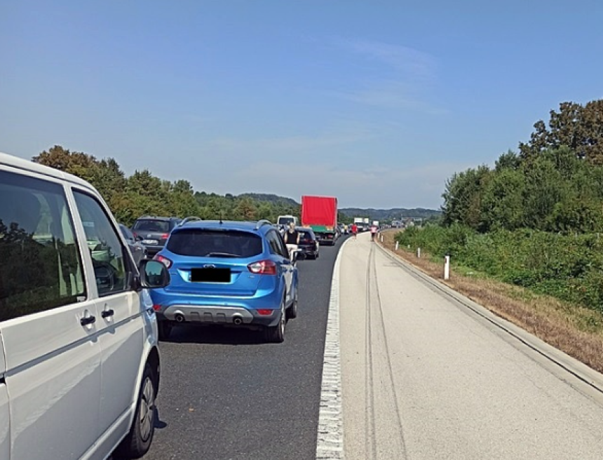 Обустава саобраћаја на ауто-путу, возило ударило радника