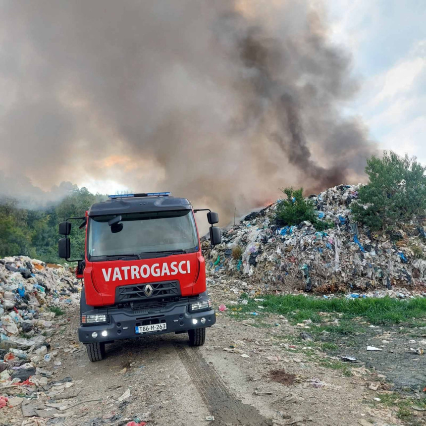 Kotor Varoš: Požar na nelegalnoj deponiji i dalje aktivan