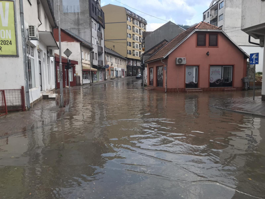 Jako nevrijeme: Ulice Zvornika pod vodom (VIDEO)