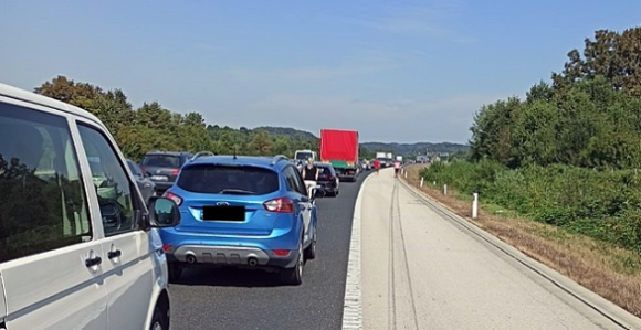 Обустава саобраћаја на ауто-путу, возило ударило радника