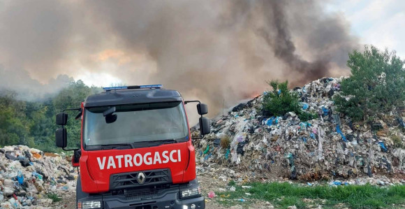 Котор Варош: Пожар на нелегалној депонији и даље активан