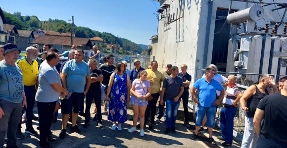 Протест мјештана због честих нестанака струје