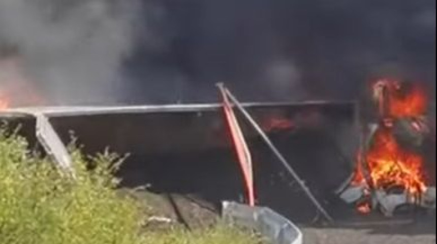 Kamion se prevrnuo i izgorio kod Višegrada (VIDEO)