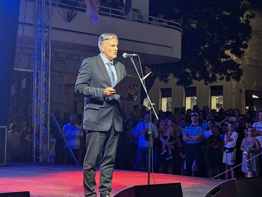 Ministar policije stigao na svečanost u Nevesinje
