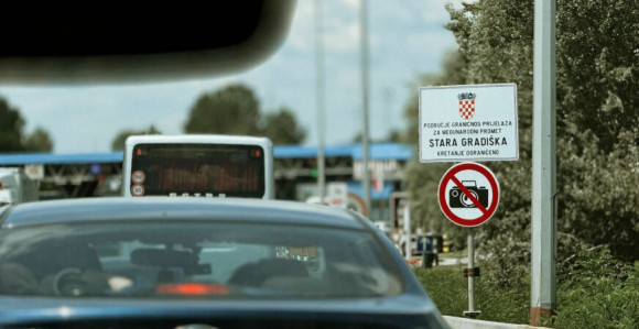 Kolaps na granici u Gradišci: Vozači čekaju i po 2 sata