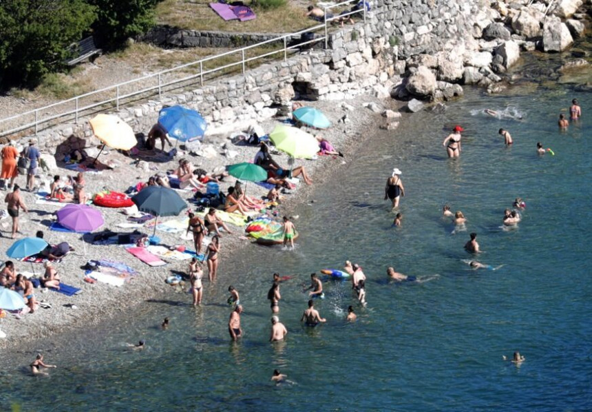 Emotivna veza: Na plaži izgubio zub, pa krenuo u potragu