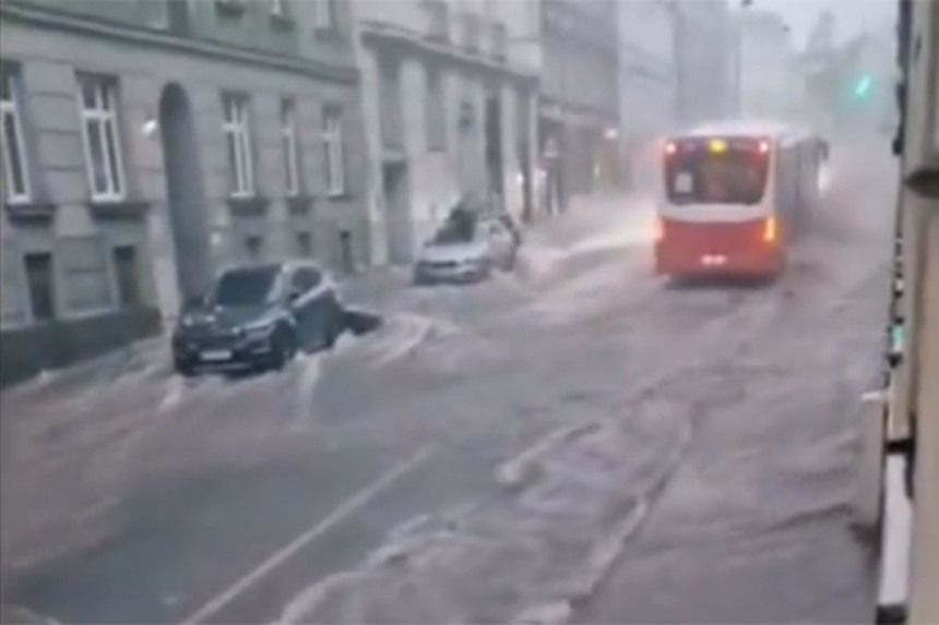 Kiša ugrozila saobraćaj, dijelovi Beča pod vodom