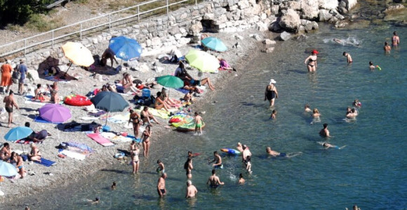 Emotivna veza: Na plaži izgubio zub, pa krenuo u potragu