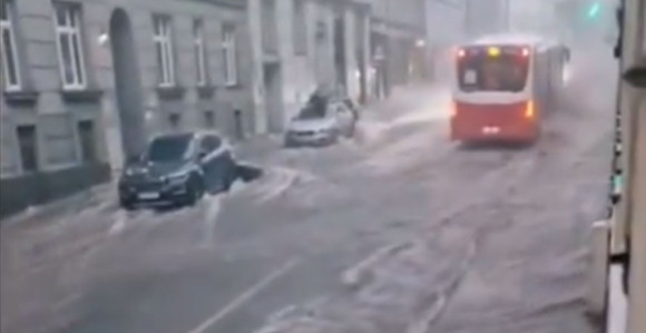 Киша угрозила саобраћај, дијелови Беча под водом