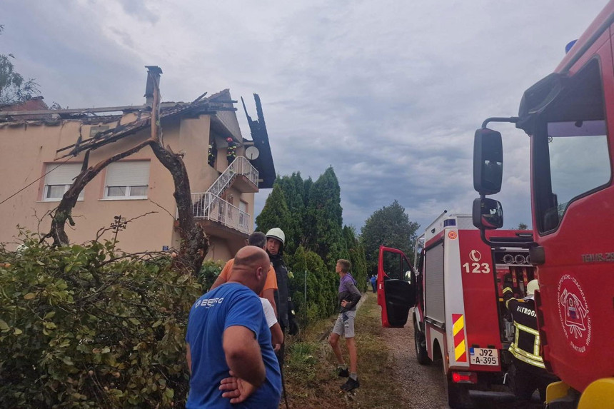 Snažan udar groma u Čelincu: Izgorjelo potkrovlje kuće