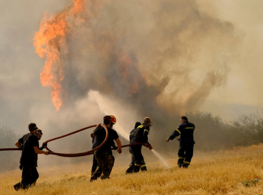 Stotine vatrogasaca gase požar na Madeiri