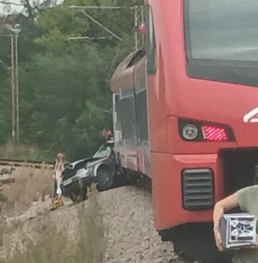 Страшан судар воза и аутомобила, двоје дјеце погинуло