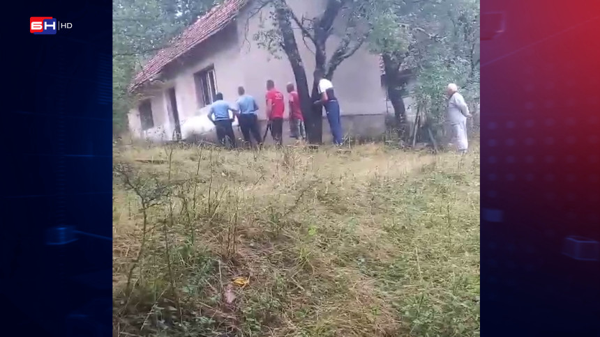 Драма у невесињском селу Зови До: Мјештани тврде да је полиција извела мигранте из куће, док ПУ Требиње то не потврђује (ВИДЕО)