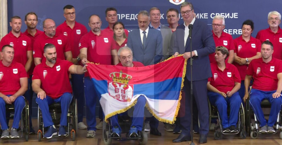 Vučić uručio državnu zastavu paraolimpijcima