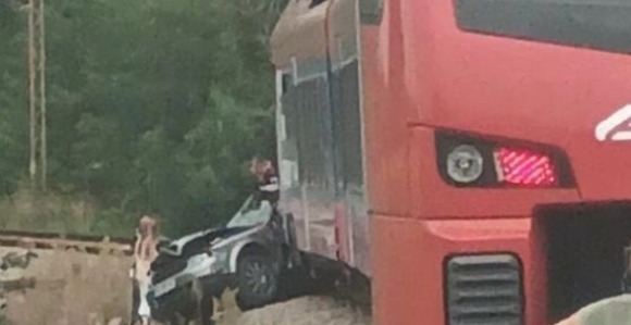 Страшан судар воза и аутомобила, двоје дјеце погинуло