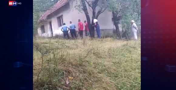 Drama u nevesinjskom selu Zovi Do: Mještani tvrde da je policija izvela migrante iz kuće, dok PU Trebinje to ne potvrđuje (VIDEO)