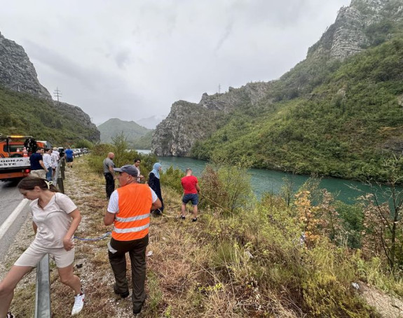 Jablanica: Tročlana porodica autom sletjela u Neretvu