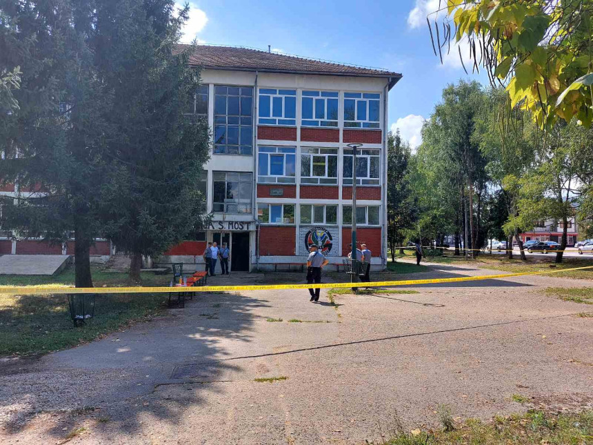 Троструко убиство у Санском Мосту