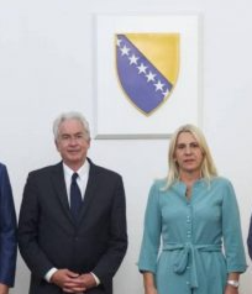 Željka u raljama CIA na fabričkim podešavanjima
