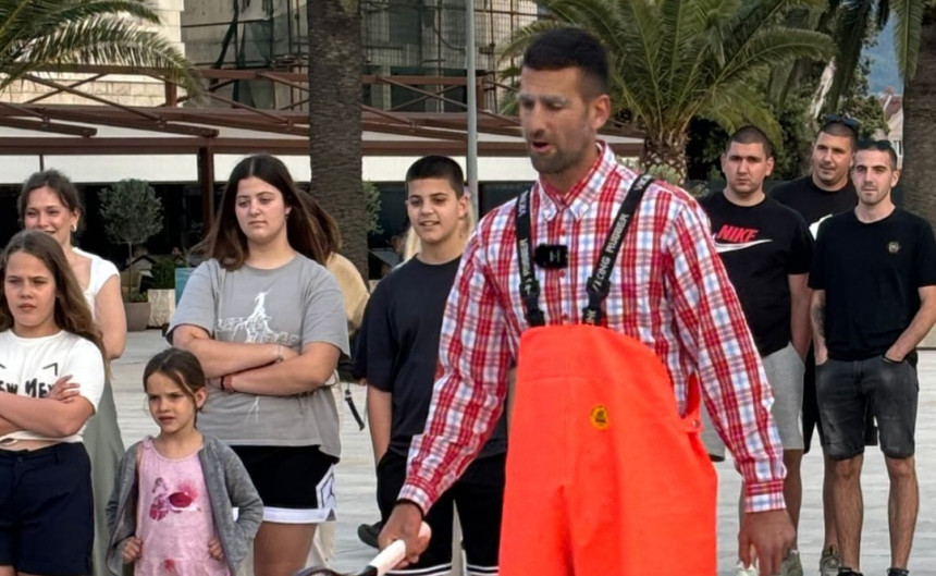 Đoković iznenadio mališane - prerušio se u ribara (VIDEO)